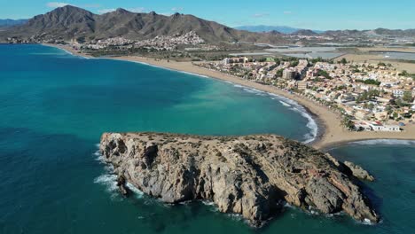 Strand,-Felsen-Und-Küste-Von-Puerto-De-Mazarron-In-Murcia,-Spanien-–-Nach-Unten-Geneigter-4K-Luftsockel