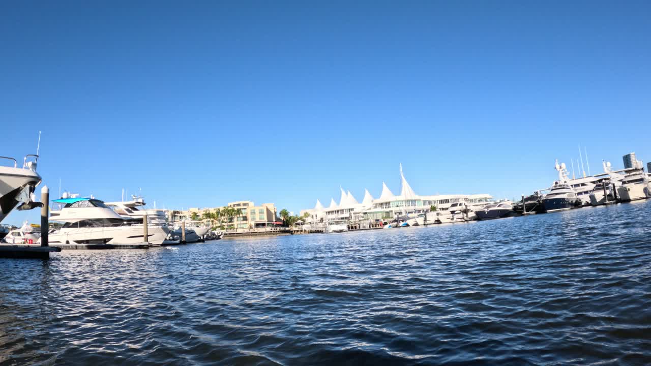 보트 와 은 파란 하늘 이 있는 경치 좋은 마리나