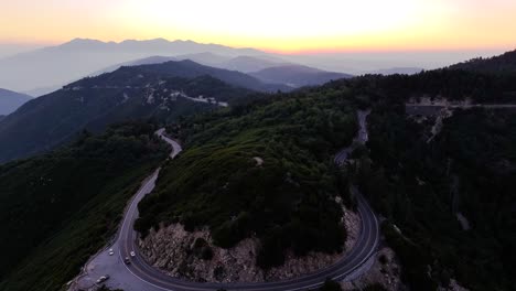 California-Highway-18-Oder-Arrowhead-Highlands-Bei-Sonnenuntergang-In-Der-Nähe-Von-Crestline,-Viel-Verkehr,-Rückfahrkamera-Aus-Der-Luft