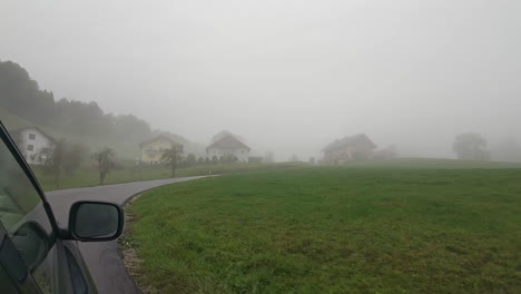 Un-Conductor-Solitario-Viaja-Por-Una-Carretera-Con-Niebla,-Acercándose-A-Una-Ciudad-Envuelta-En-Misterio