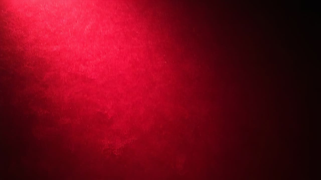 Prompt: luce che segnala lo spostamento di un faretto rosso su una parete ruvida, una chiazza luminosa che si allarga rivelando un'ombra a destra