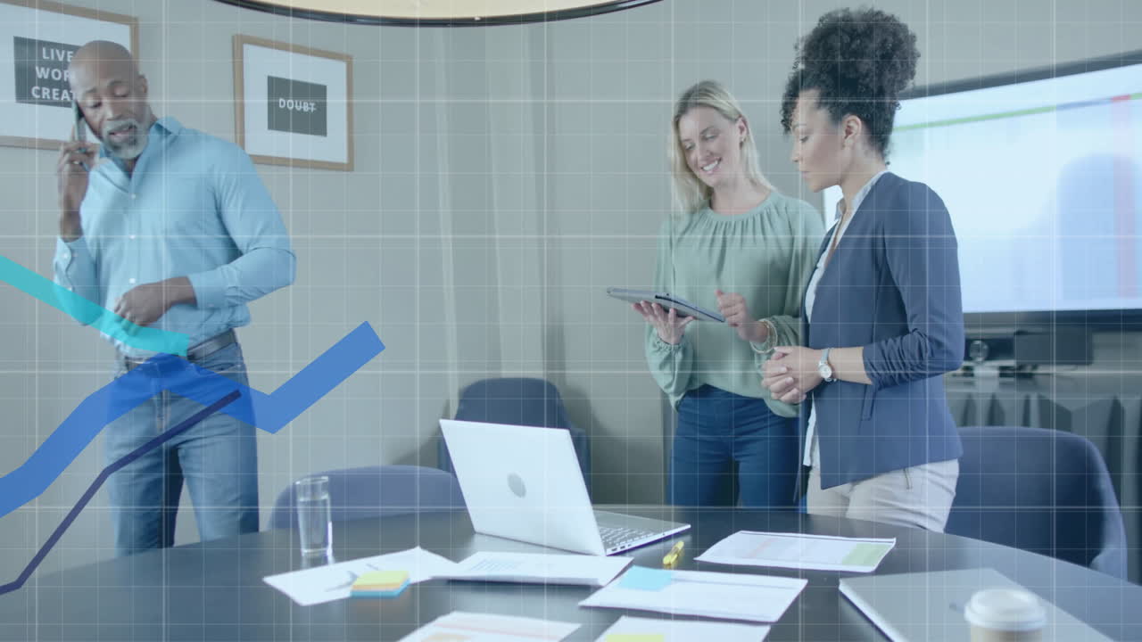 animazione dell'elaborazione dei dati finanziari su diversi uomini d'affari in ufficio