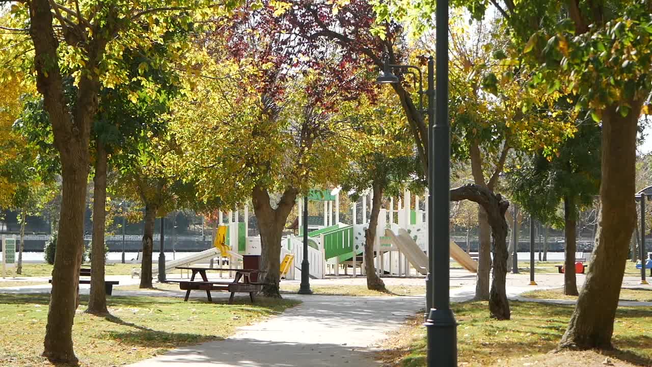 parque de otoño con patio de recreo