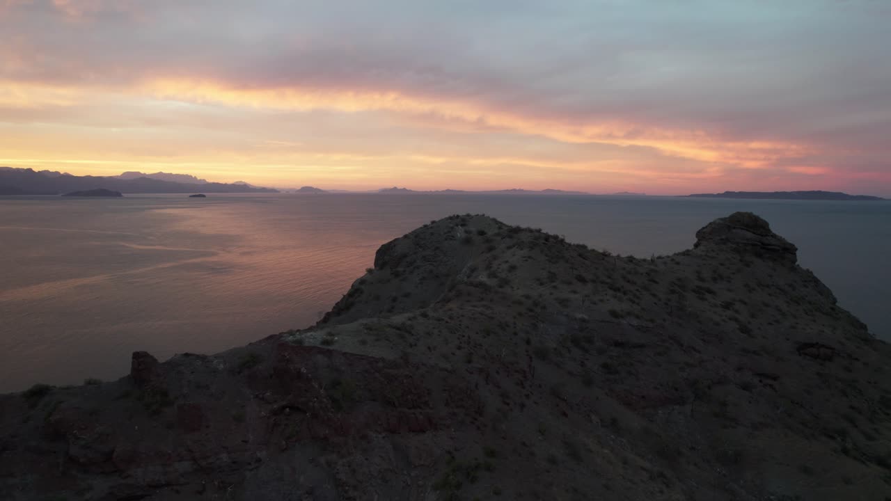 cielo vibrante durante la puesta de sol sobre el océano pacífico desde las montañas rocosas de baja california