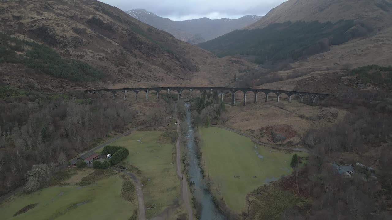 스코틀랜드의 글렌핀난 다리 (glenfinnan viaduct) 와 주변 풍경, 구름이 가득한 날씨, 공중 사진