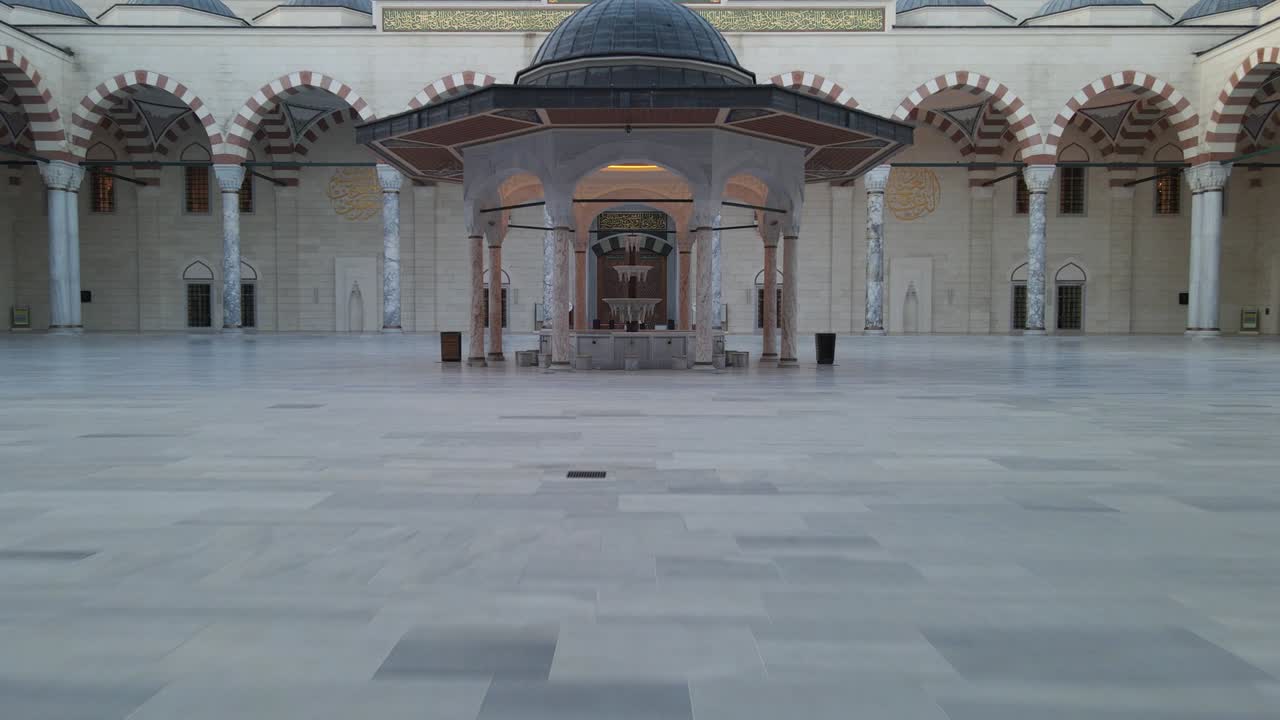 la mezquita de camlica en el amanecer video de drones uskudar istanbul turquía