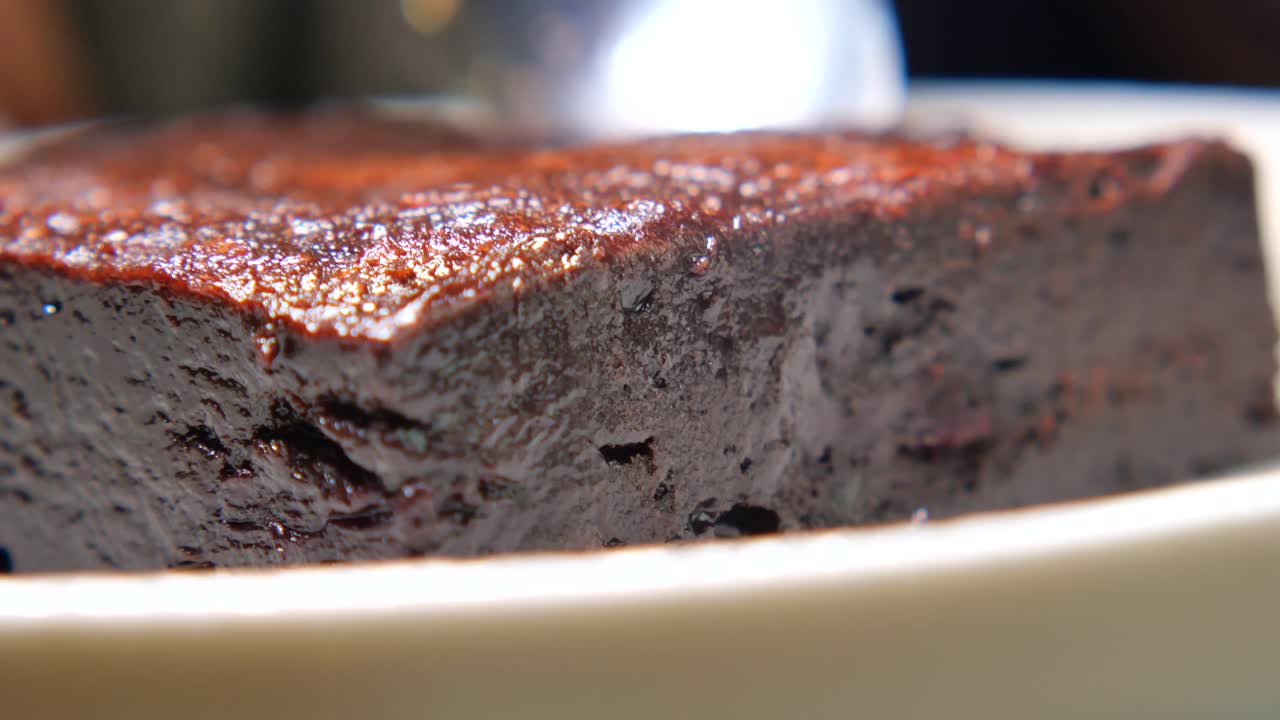 primo piano di un brownie al cioccolato