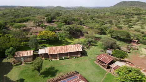 Escena-Rural-Típica-Y-Paisaje-De-Una-Granja-Africana-Y-Tierra-Agrícola---Toma-Aérea-De-Drones