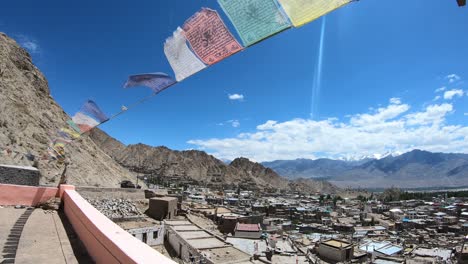 Die-Stadt-Leh-Mit-Einem-Haus-Aus-Schlamm-Und-Lokalen-Materialien-überfüllt-Mit-Der-Buddhistischen-Flagge,-Die-Aufgrund-Der-Winde-Flattert-Blick-Vom-Leh-Palast