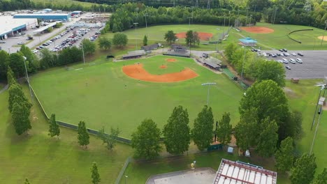 Tiro-De-Drone-De-Un-Campo-De-Béisbol-Con-Jugadores-En-él