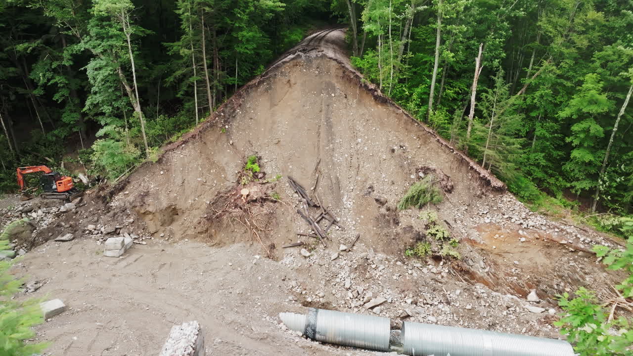 vista aérea de la brecha de las vías ferroviarias que termina abruptamente en ludlow vermont, después de las inundaciones de 2023