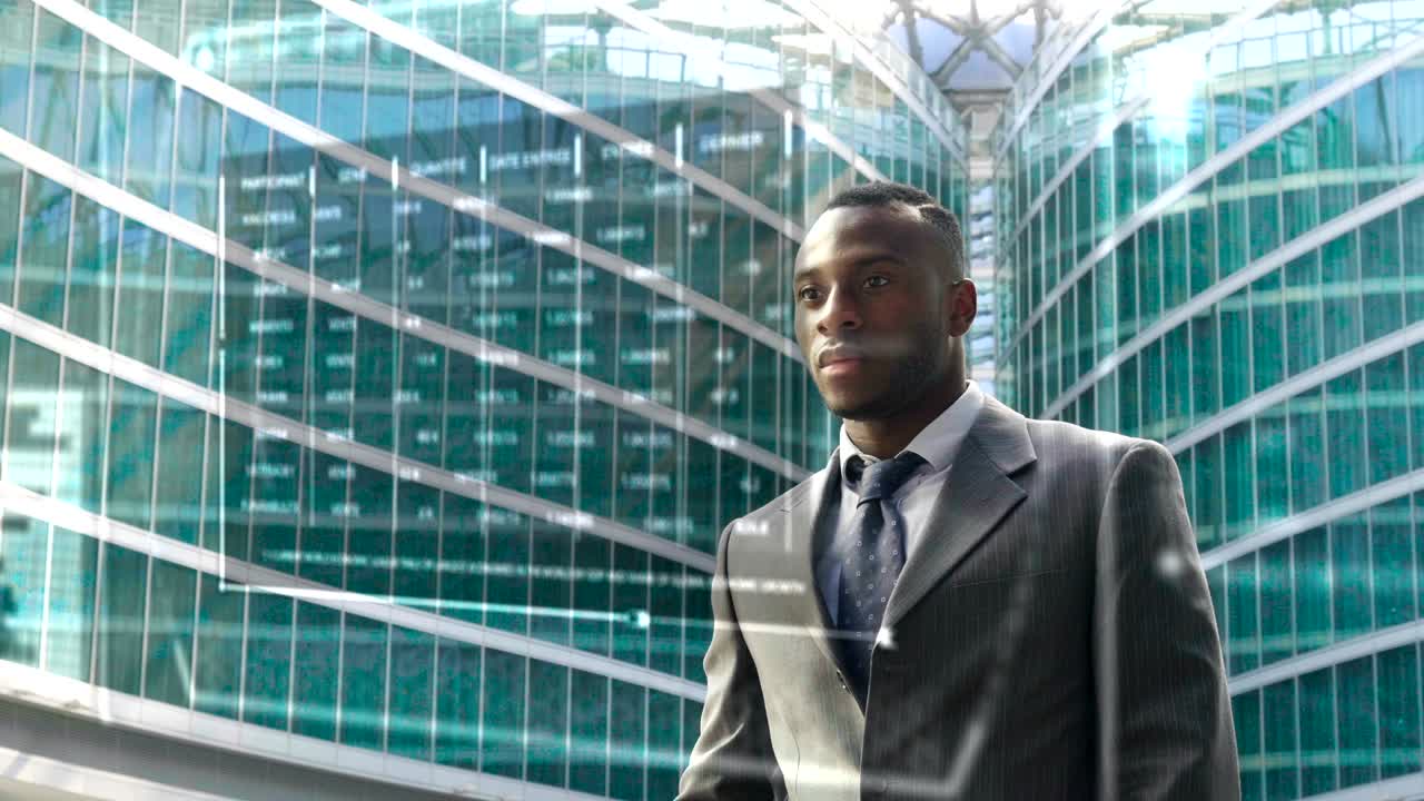 Un uomo in abito, usa un telefono futuristico con la più recente tecnologia olografica avanzata.