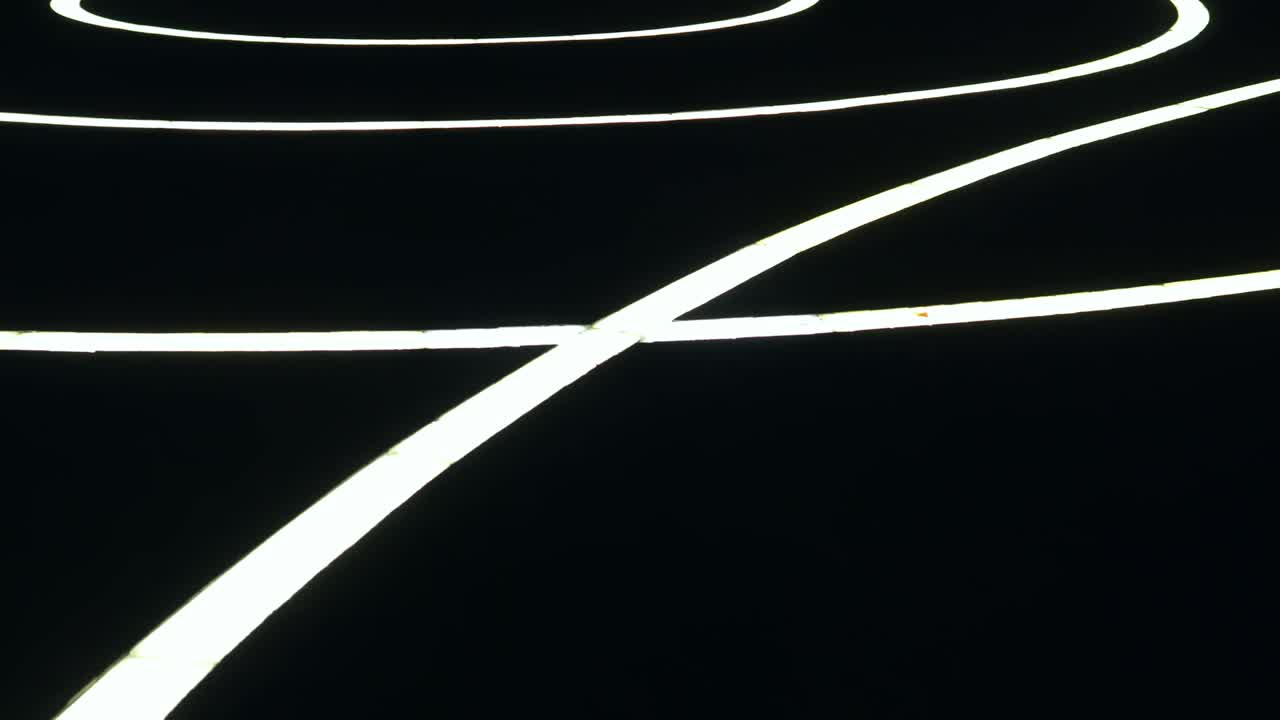 밤에는 멋진 네온 서클이 있습니다.