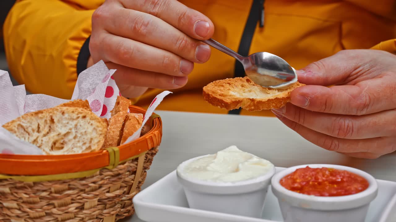 빵에 아이올리 소스를 바르는 남자