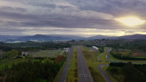 increíble paisaje de drones filmado sobre una pista de carreras vacía - aeródromo
