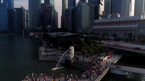 merlion statue and marina bay at sunset in singapore