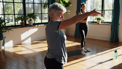 una mujer anciana practicando yoga.