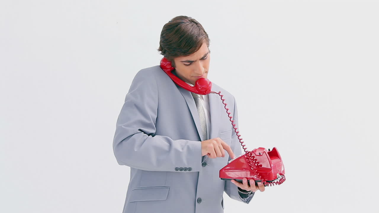 진지한 사업가가 번호를 호출하고 있습니다.