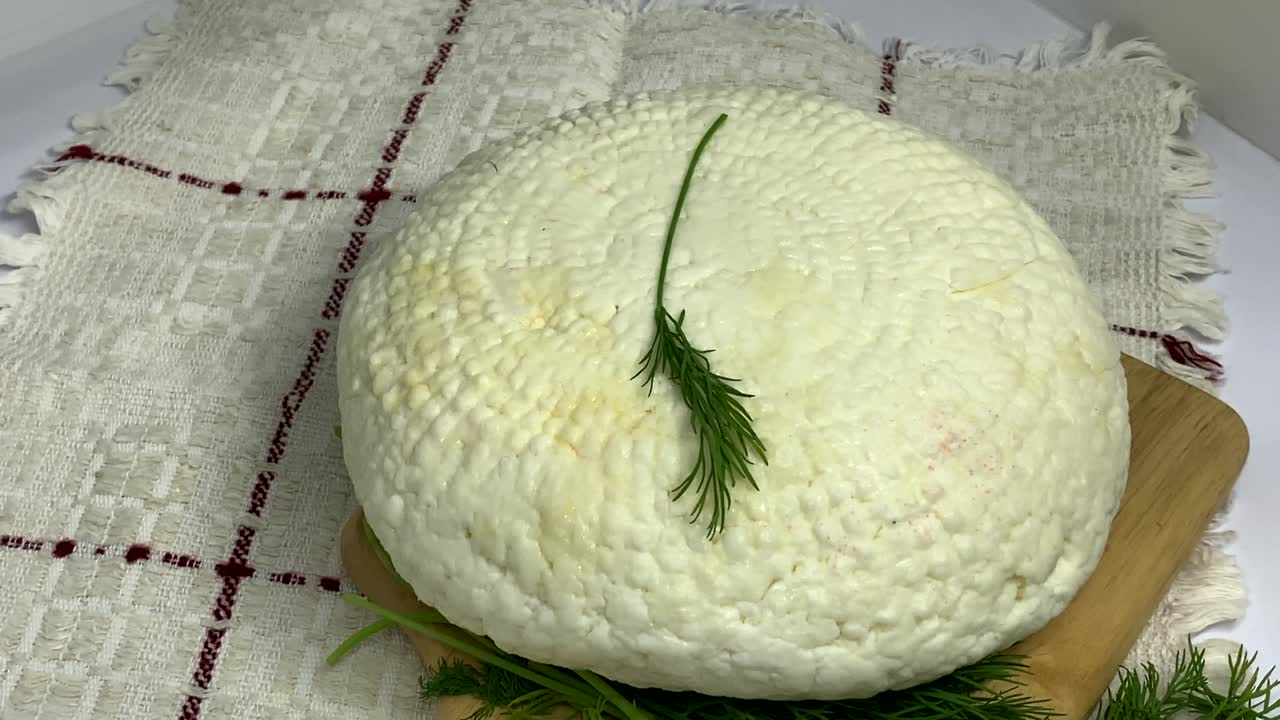 круглый мягкий белый домашний сыр.