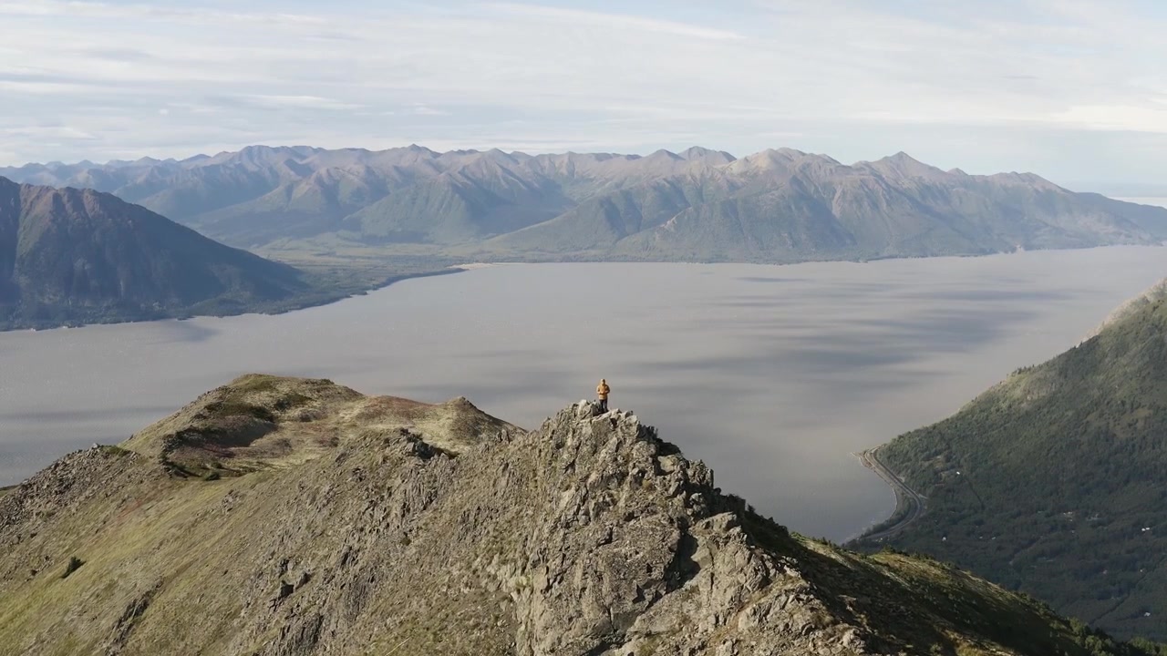 Luftfoto af Harding Icefield i Kenai-bjergene, Alaska, hvor en drone flyver over en naturskøn bjergkam klippeformation, der afslører et fantastisk naturligt landskabspanorama af dalgletsjerne