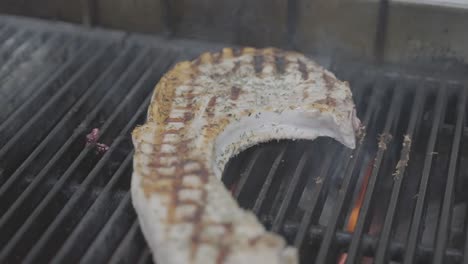 primer plano de chuleta de cerdo a la parrilla, comida de barbacoa para fumar