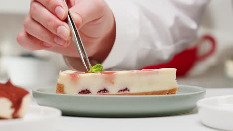 chef-kok bereidt een gourmet cheesecake-slice voor