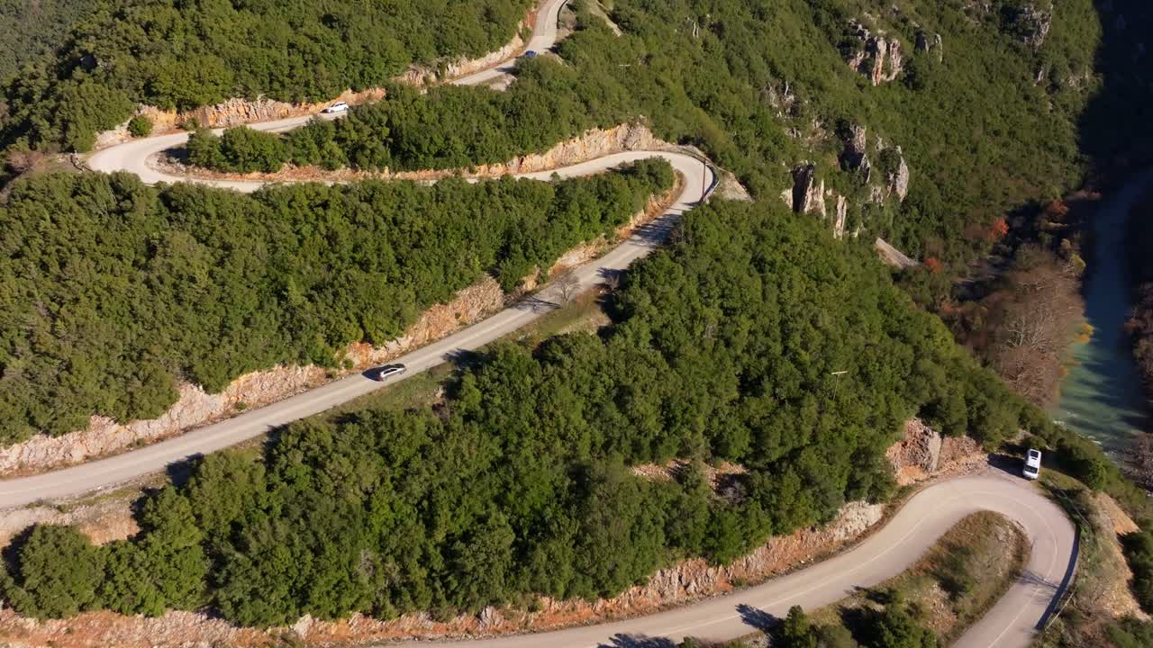 Prospettiva drone di una strada a serpentina in un paesaggio autunnale, Papigko