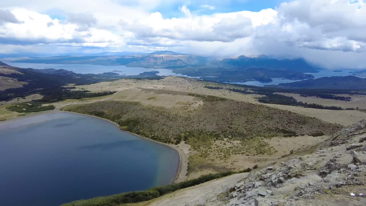 la tranquilidad de los picos altísimos, la exuberante vegetación y las brillantes aguas azules de un majestuoso lago