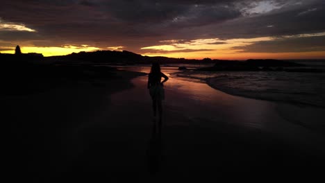 Niña-Corriendo-En-La-Playa-De-Stockton-Mientras-Sunrisepeo