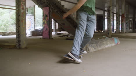 Kaukasischer-Junge,-Der-In-Einem-Zerstörten-Gebäude-Skateboard-Fährt.