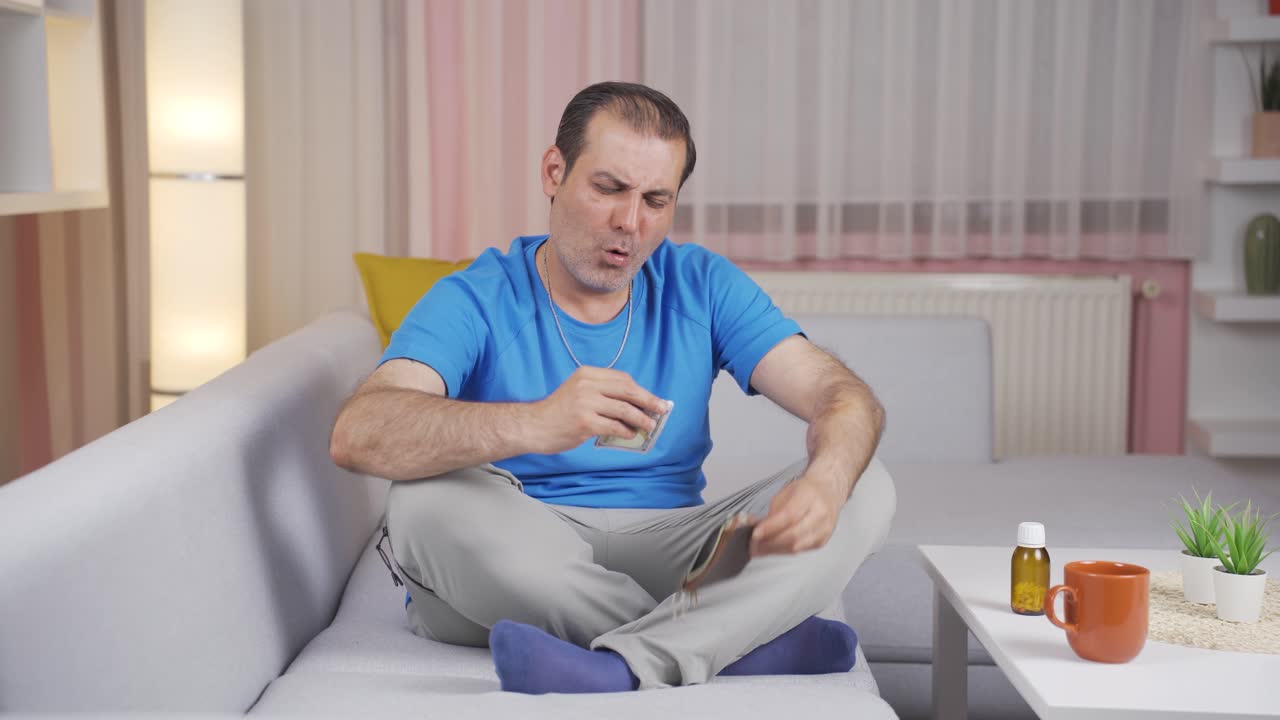 L'uomo ricco con soldi è felice