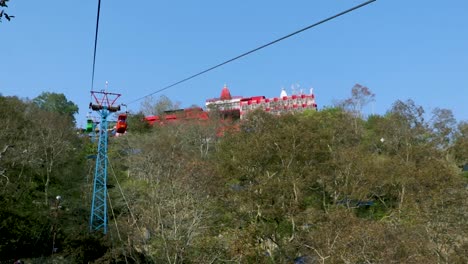 El-Video-De-La-Vía-De-La-Cuerda-Que-Atraviesa-Bosques-Verdes-Hasta-La-Cima-De-La-Montaña-Se-Toma-En-El-Templo-Mansa-Devi,-La-Vía-De-La-Cuerda,-Haridwar,-Uttrakhand,-India,-El-15-De-Marzo-De-2022.