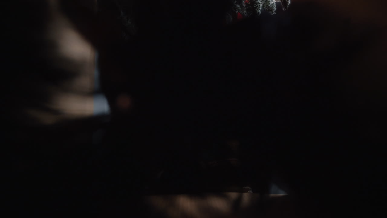 mujer abriendo caja de adornos de navidad para el invierno