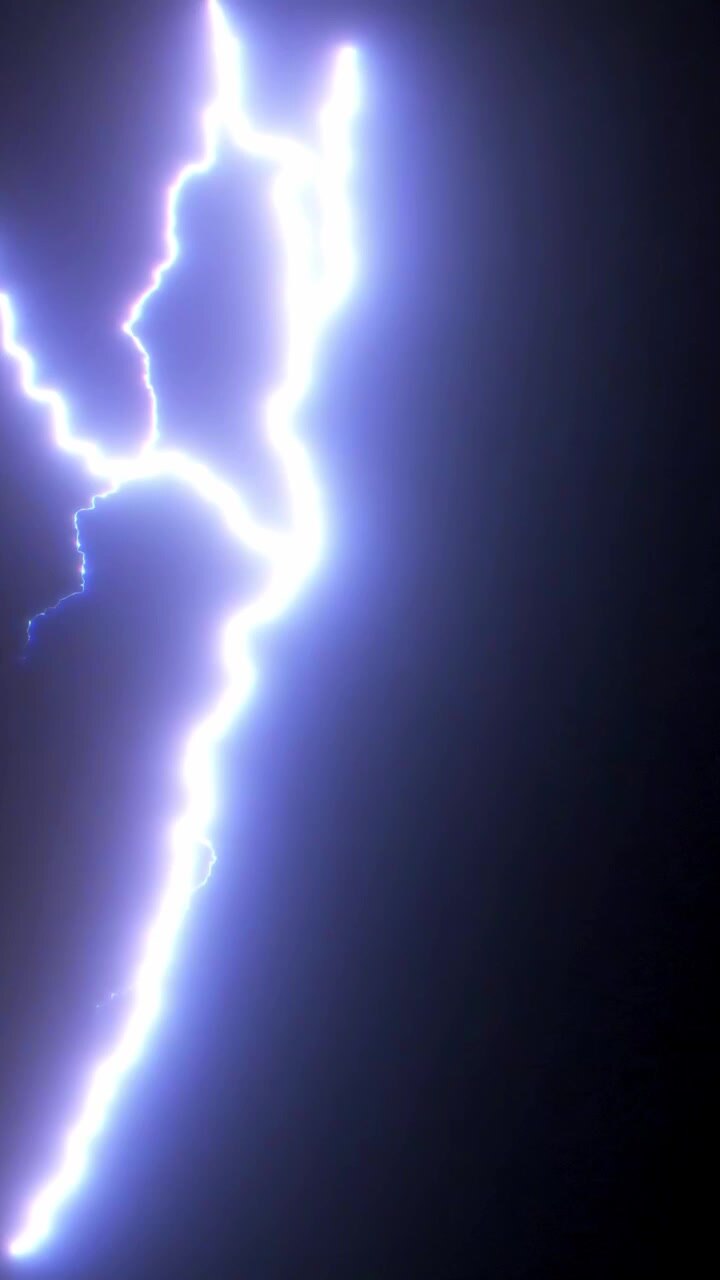 Fulmine verticale biforcuto con bagliore blu su sfondo nero. Effetto tempesta elettrica realistico per storie sui social media