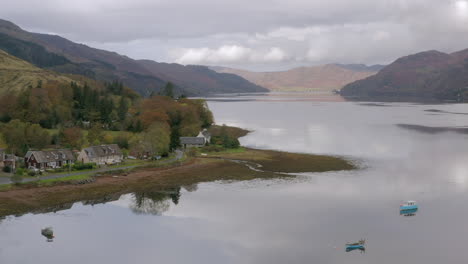 una vista aérea mirando hacia el oeste por loch duich en las tierras altas del noroeste de escocia en glen shiel en un día nublado