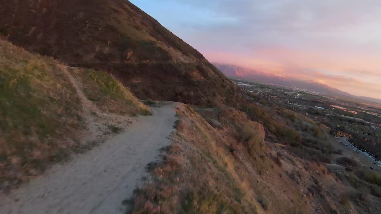 Splendida vista aerea mozzafiato del Monte Timpanogos dal centro di Provo, UT, in una sera d'inverno al tramonto.