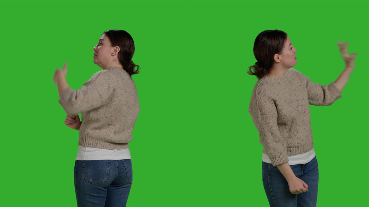 Mulher fazendo uma apresentação em tela verde