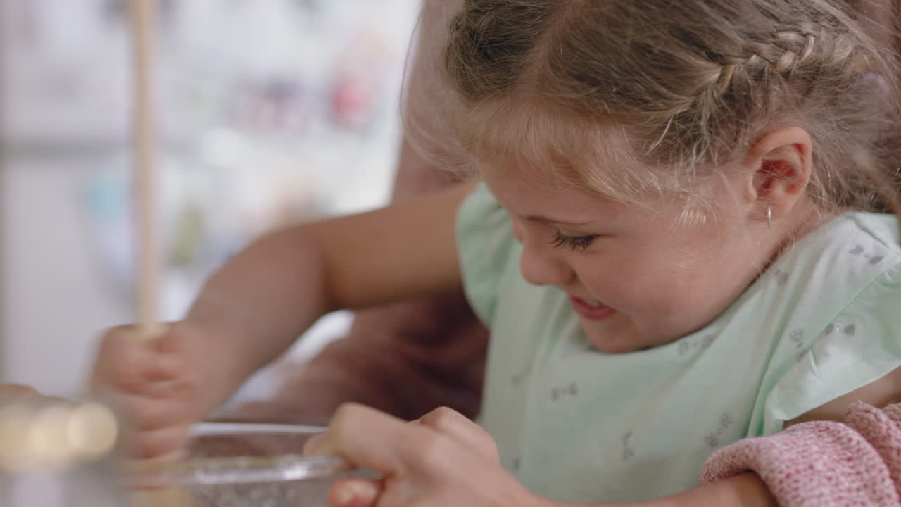 ragazzina che aiuta la madre a cuocere in cucina, mescola gli ingredienti, prepara i biscotti, prepara la ricetta a casa con la mamma che insegna a sua figlia il fine settimana.