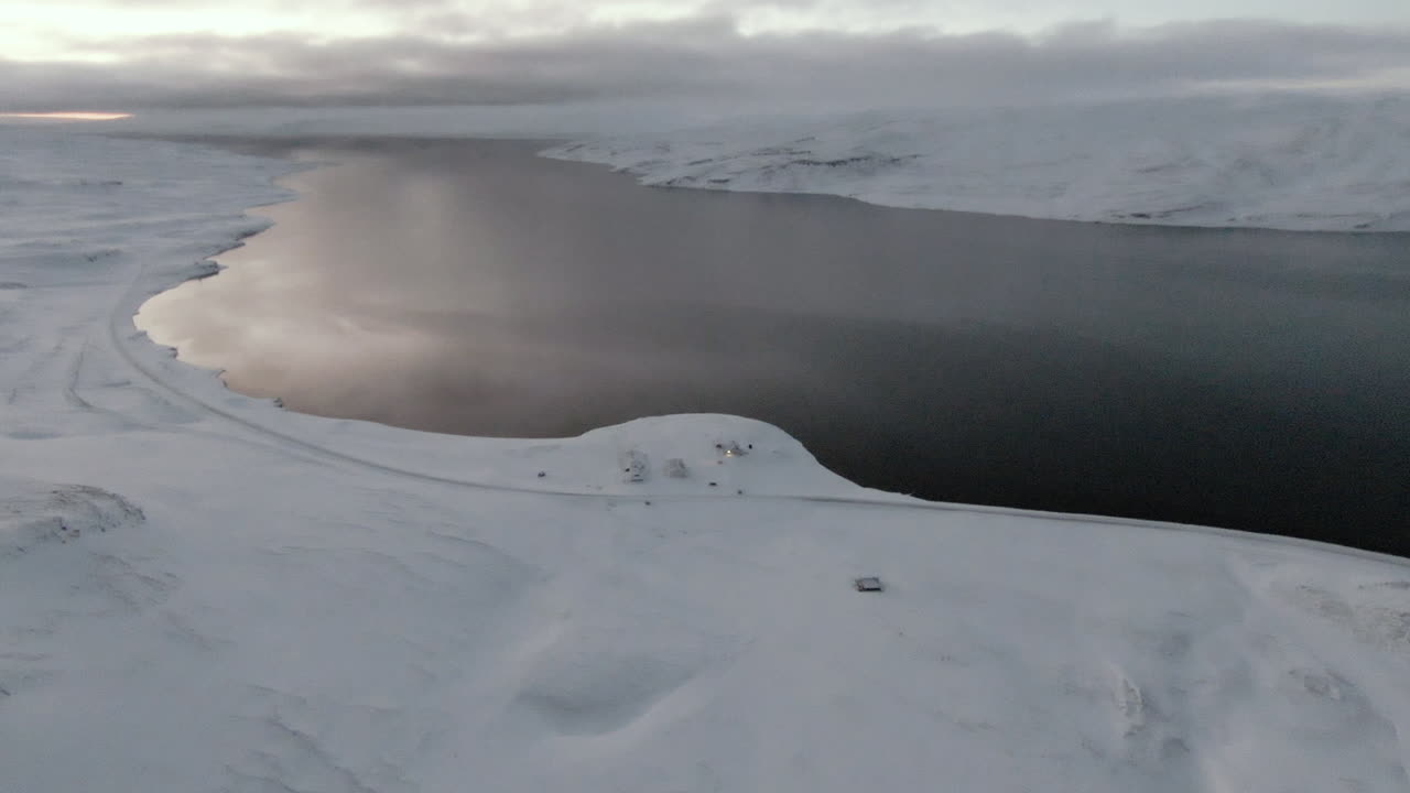 눈 덮인 피요르드, 아이슬란드 한가운데 위에서 농장