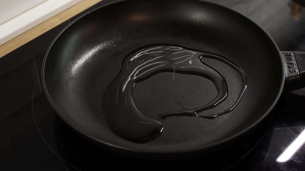 Tom non-stick stegepande med en lille mængde olie opvarmes på en kogeplade