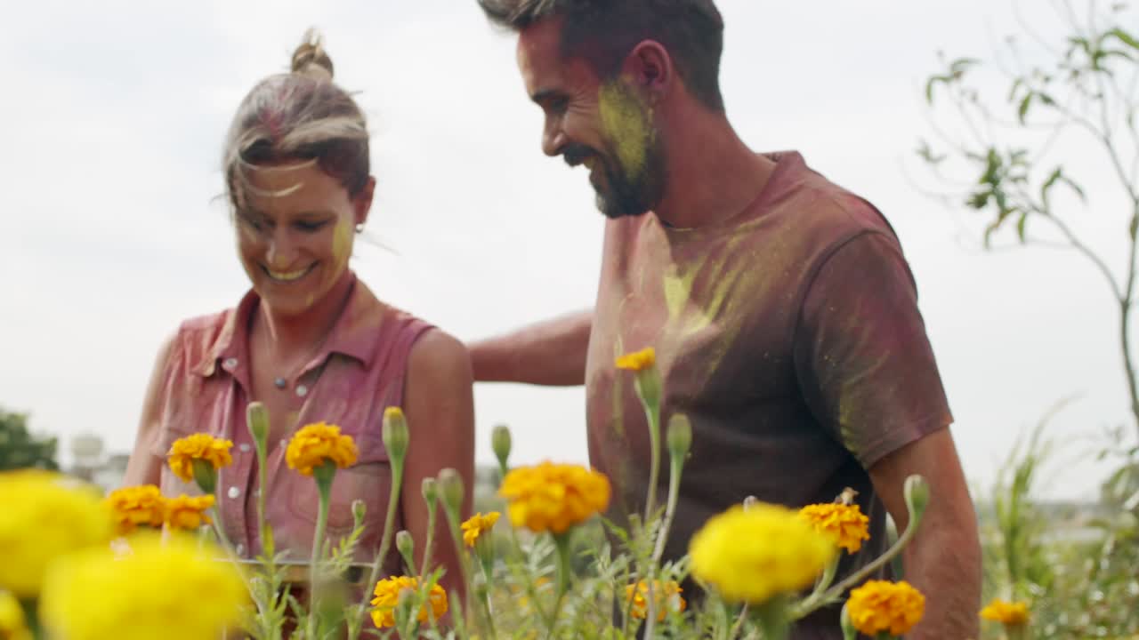 los turistas celebran el tradicional festival hindú de colores de las vacaciones
