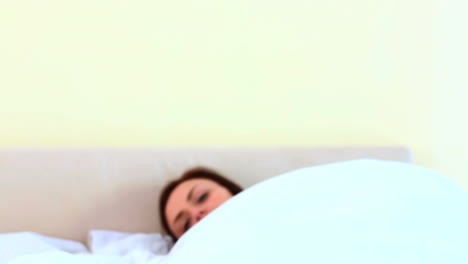 mujer atractiva yendo a la cama
