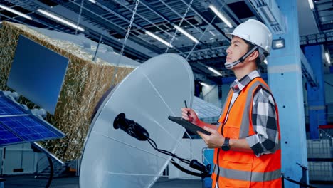 ingeniero inspeccionando equipos de satélites y paneles solares