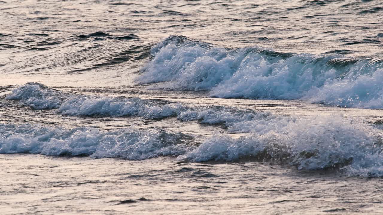las olas salpicando en cámara lenta