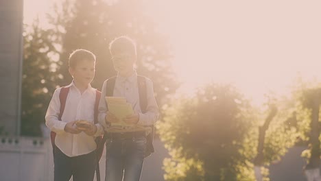 Schüler-In-Schuluniform-Mit-Taschen-Gehen-Die-Straße-Entlang