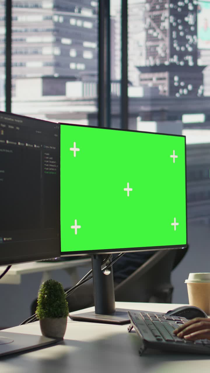 Vertikal video: Nærbillede af mockup PC brugt af IT-ekspert, der overvåger virksomhedens systemer