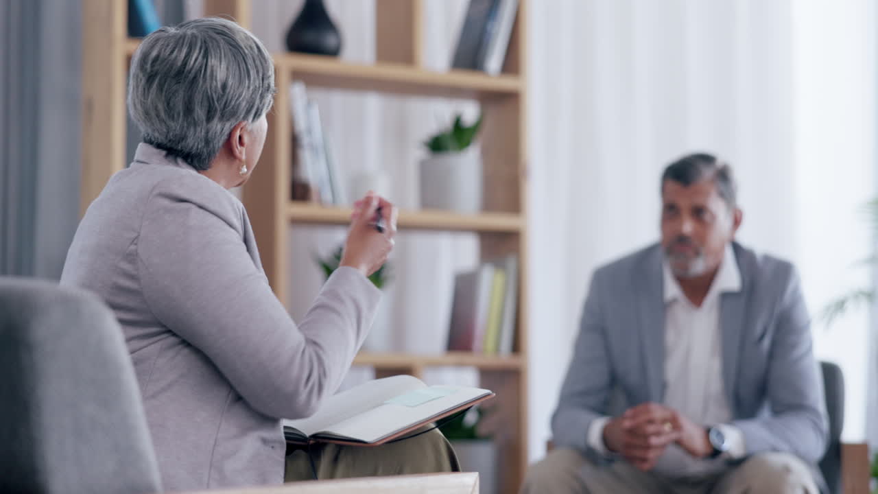 시니어 여성, 치료사 및 회의에서 글쓰기