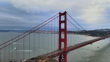 el puente de la puerta dorada en un día nublado