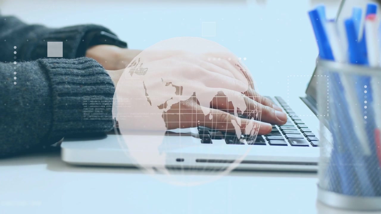 Adam dizüstü bilgisayarda yazmaya başlıyor, soluk bir küre ve teknoloji verilerini gösteren HUD öğelerini etkinleştiriyor.