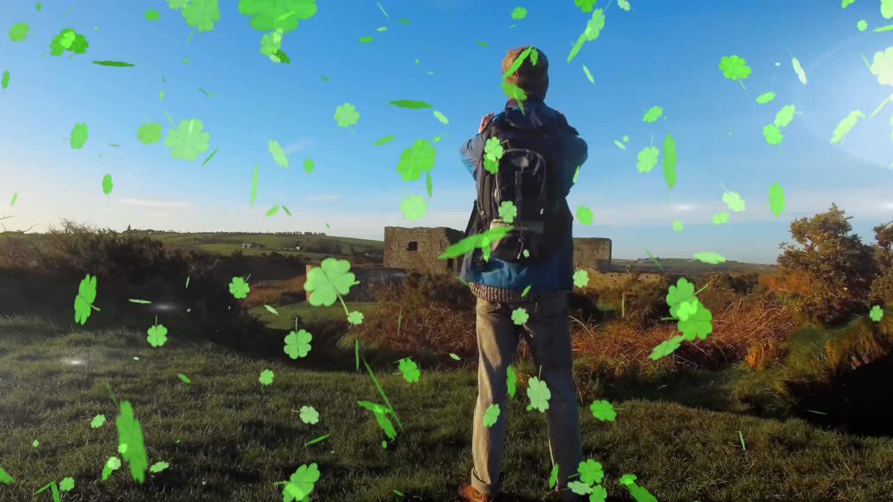 산에 있는 코카시안 남자 위에 있는 클로버 아이콘의 애니메이션